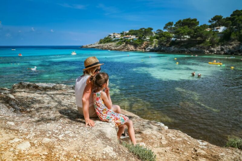 Danske turister stormer til mallorca: Sommervejret i danmark skuffer